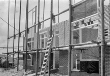 845047 Afbeelding van de bouw van vijftig woningen in de omgeving van het Looplantsoen te Utrecht.